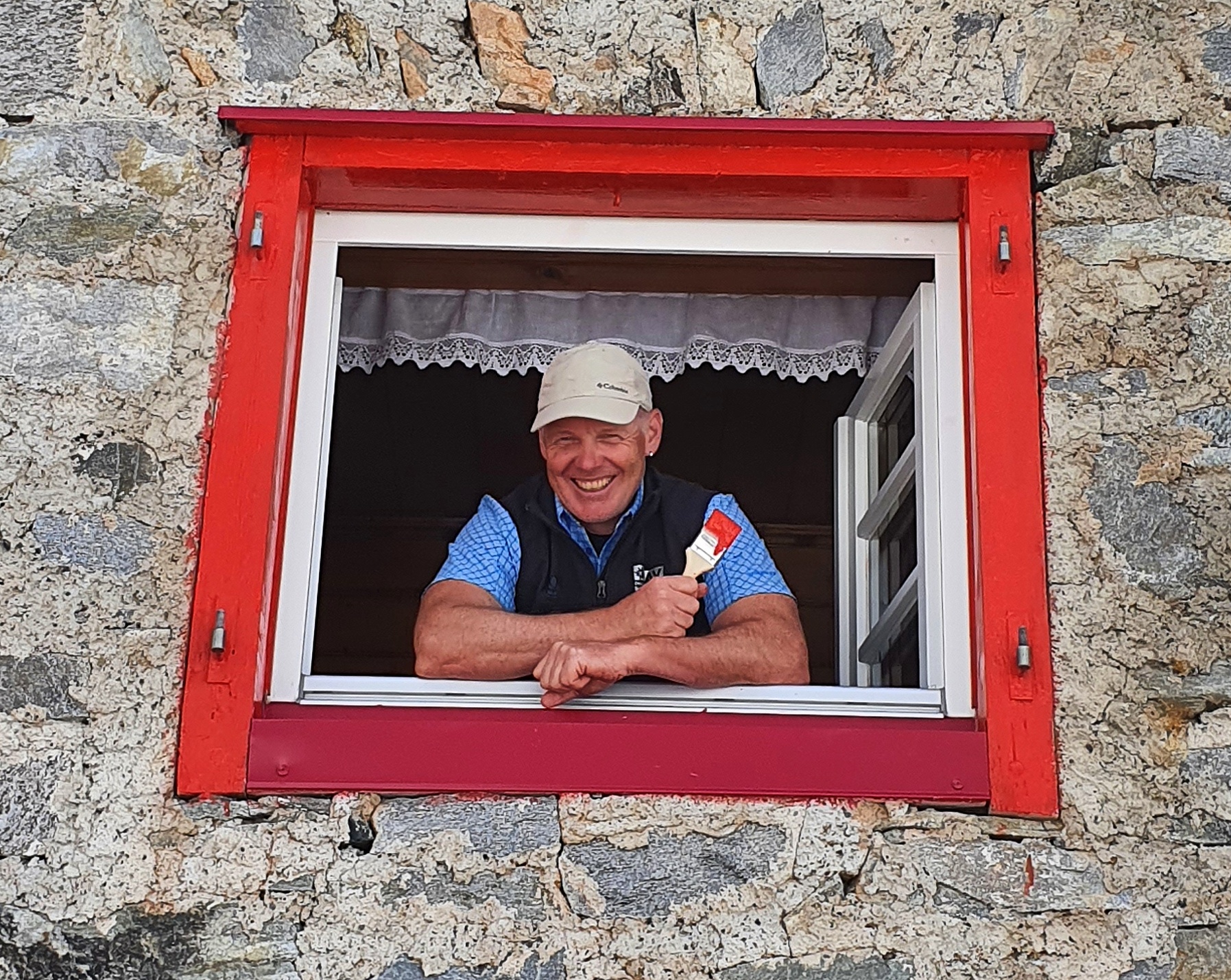 So weit der Pinsel reicht: Frische Fensterrahmen bekommt die Hütte auch. Foto: F. Beitter So weit der Pinsel reicht: Frische Fensterrahmen bekommt die Hütte auch. Foto: F. Beitter