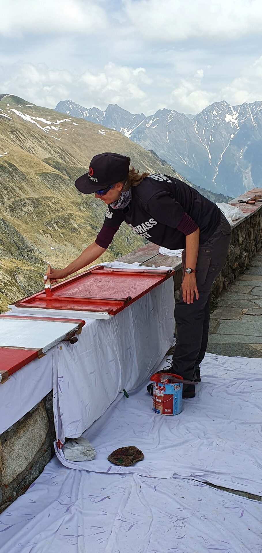 Malern vor malerischer Kulisse: Vorkommando 2021 auf der Erlanger Hütte. Foto: F. Beitter Malern vor malerischer Kulisse: Vorkommando 2021 auf der Erlanger Hütte. Foto: F. Beitter