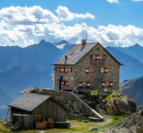 Trohnt über dem Ötztal: Die Erlanger Hütte. Foto: F. Beitter
