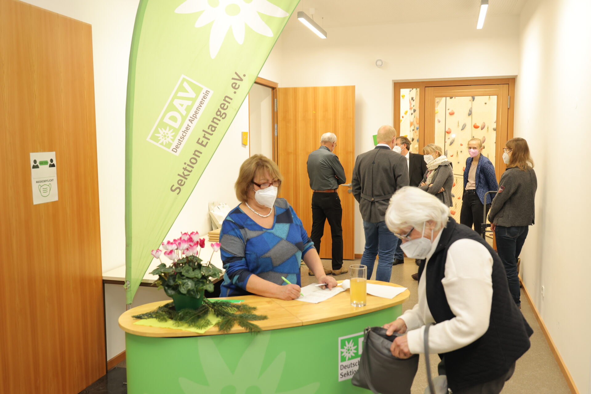 Edelweißfeier in der Coronazeit: Bei der Ankunft wird der Status überprüft (2G). Foto: A. Link Edelweißfeier in der Coronazeit: Bei der Ankunft wird der Status überprüft (2G). Foto: A. Link