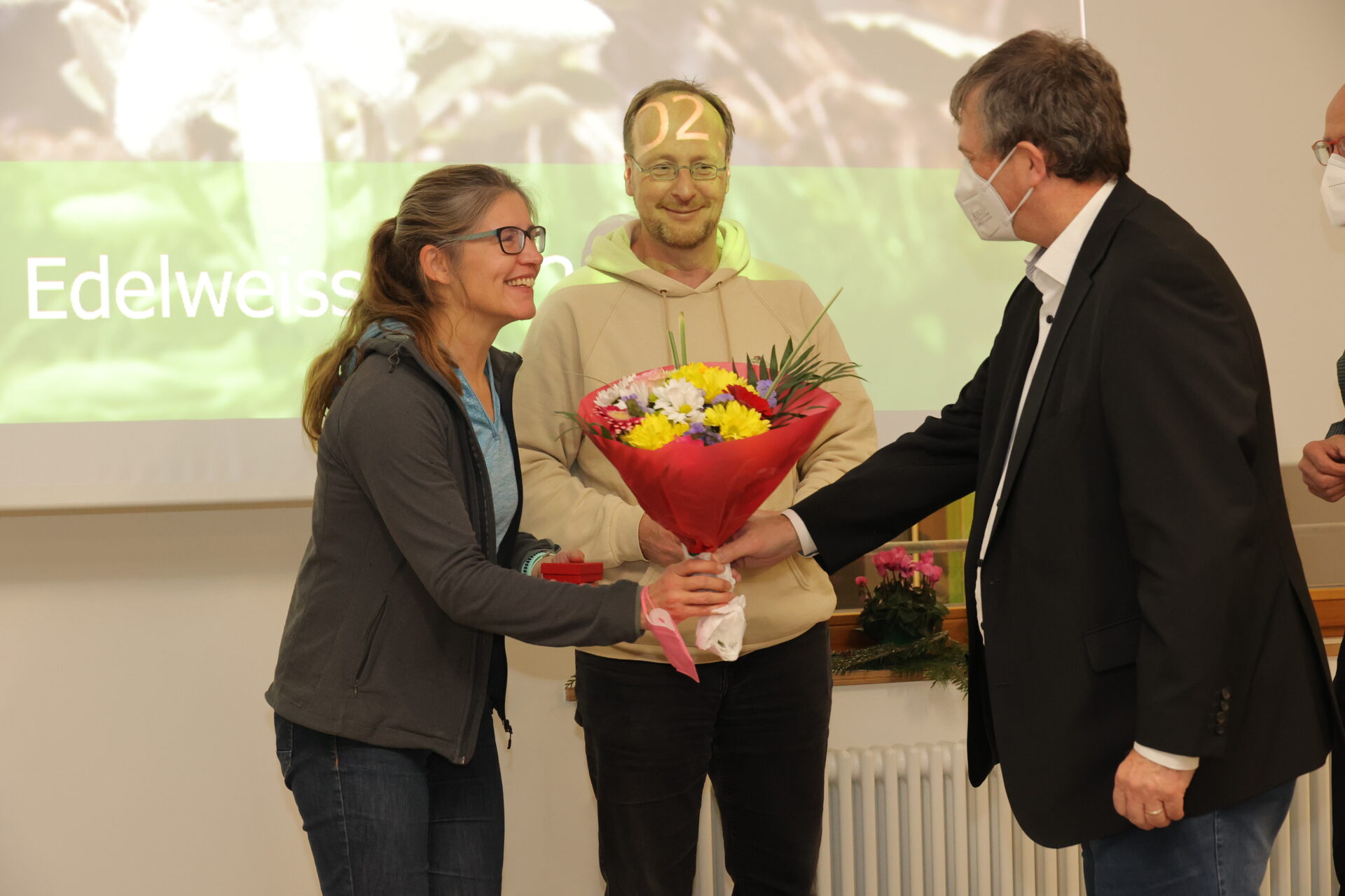 Traditionell werden bei der Edelweißfeier des DAV Erlangen die langjährigen Mitglieder geehrt. Foto: A. Link Traditionell werden bei der Edelweißfeier des DAV Erlangen die langjährigen Mitglieder geehrt. Foto: A. Link