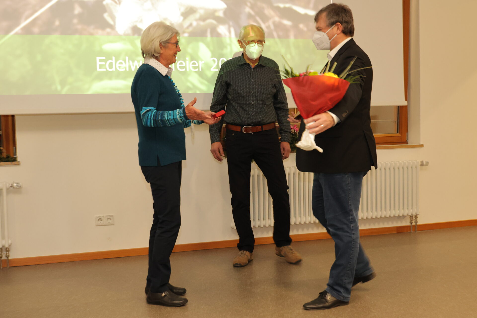Traditionell werden bei der Edelweißfeier des DAV Erlangen die langjährigen Mitglieder geehrt. Foto: A. Link Traditionell werden bei der Edelweißfeier des DAV Erlangen die langjährigen Mitglieder geehrt. Foto: A. Link
