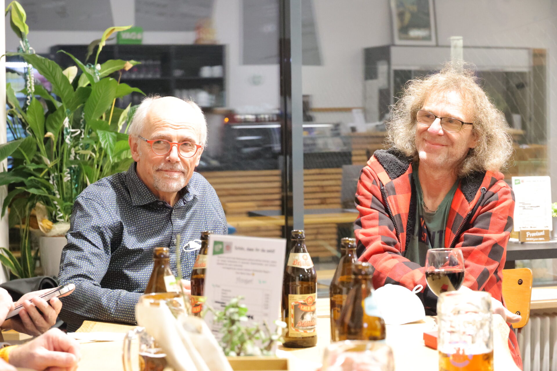 Austausch beim Umtrunk im Bistro. Foto: A. Link Austausch beim Umtrunk im Bistro. Foto: A. Link