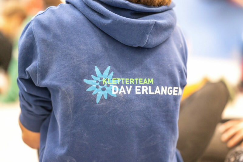 Das Kletterteam des DAV Erlangen erkennt man an seinen blauen Teamklamotten. Foto: S. Riedl