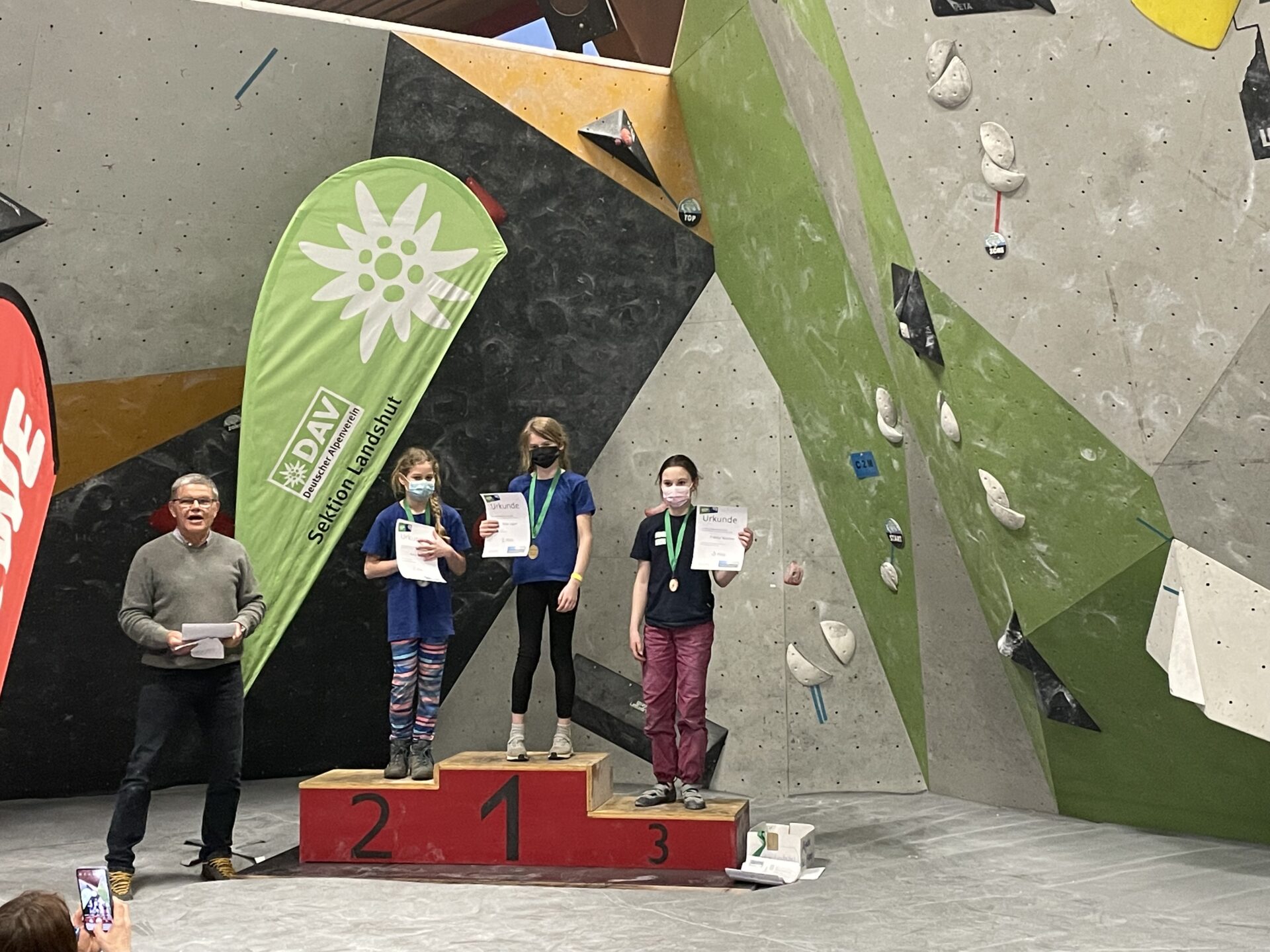 Nike Jäger konnte alle drei Finalboulder flashen und kletterte damit auf Platz 1, gefolgt von Nora Wiehn auf Platz 2. Foto: K. Lenfert Nike Jäger konnte alle drei Finalboulder flashen und kletterte damit auf Platz 1, gefolgt von Nora Wiehn auf Platz 2. Foto: K. Lenfert