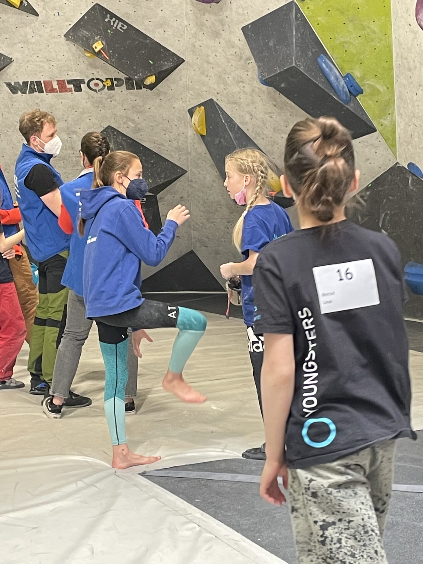Mia und Aurelia sichten die Boulder. Foto: Katharina Lenfert Mia und Aurelia sichten die Boulder. Foto: Katharina Lenfert