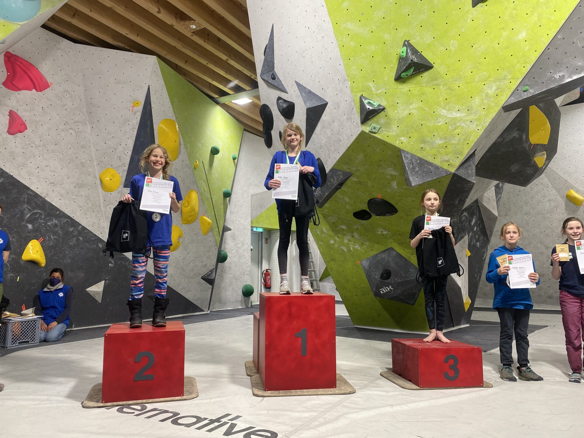 Nora Wiehn (Platz 2) und Nike Jäger (Platz 1) strahlen auf dem Podium. Foto: K. Lenfert Nora Wiehn (Platz 2) und Nike Jäger (Platz 1) strahlen auf dem Podium. Foto: K. Lenfert