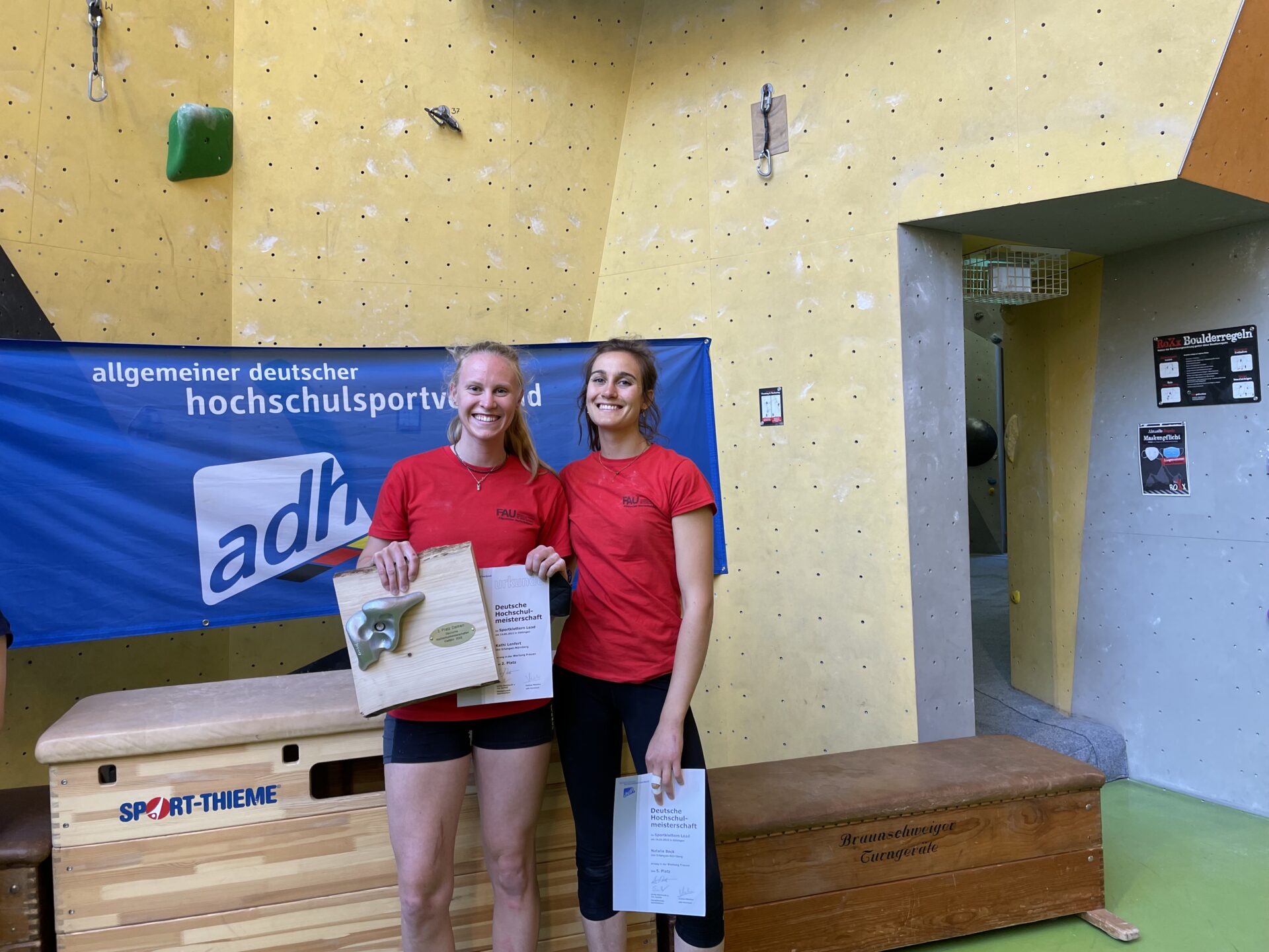 DAV Erlangen | Wettkampfklettern | Hochschulmeisterschaften Göttingen 2022 | Katharina Lenfert | | Natalie Beck | Foto: Anastasia Markelova DAV Erlangen | Wettkampfklettern | Hochschulmeisterschaften Göttingen 2022 | Katharina Lenfert | | Natalie Beck | Foto: Anastasia Markelova