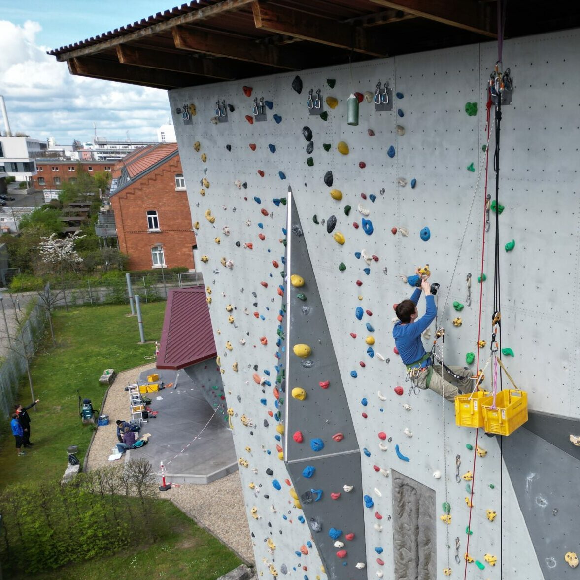 Umschrauben im DAV Boulderzentrum Erlangen. Foto: T. Hanika
