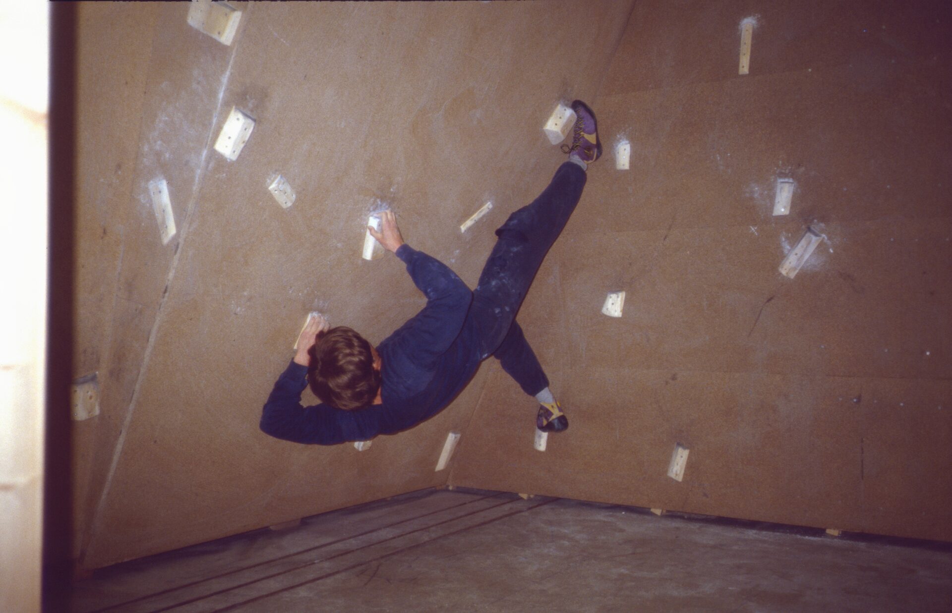 DAV Erlangen | DAV Boulderkeller | Bootshaus Bruck 1988 | Foto: DAV Archiv DAV Erlangen | DAV Boulderkeller | Bootshaus Bruck 1988 | Foto: DAV Archiv