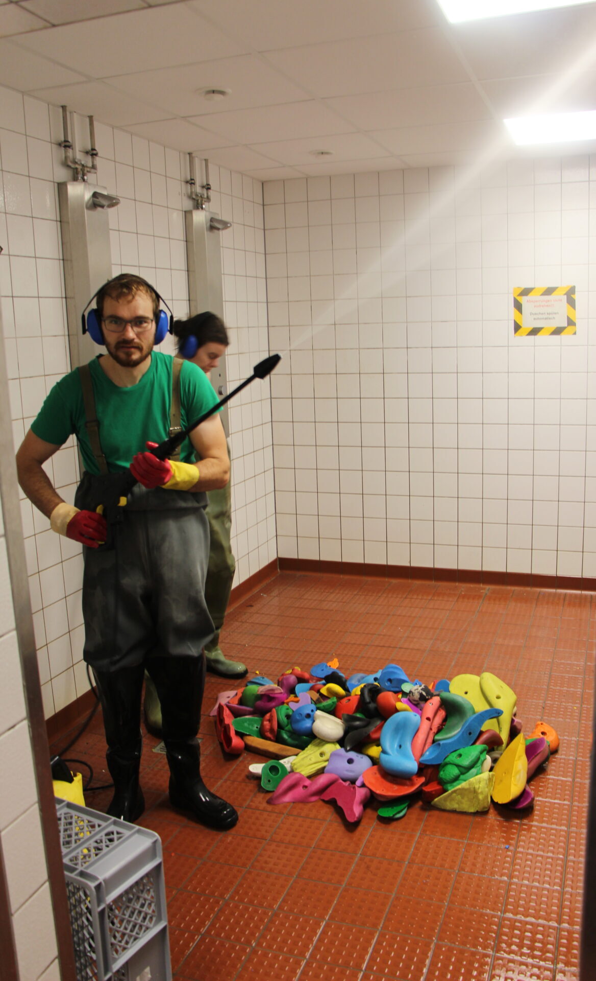 Griffewaschen – auch das gehört zu einer Umschraubaktion dazu. Hier im DAV Boulderzentrum Erlangen bei einer Aktion 2023. Foto: C. Bezold Griffewaschen - auch das gehört zu einer Umschraubaktion dazu. Hier im DAV Boulderzentrum Erlangen bei einer Aktion 2023. Foto: C. Bezold