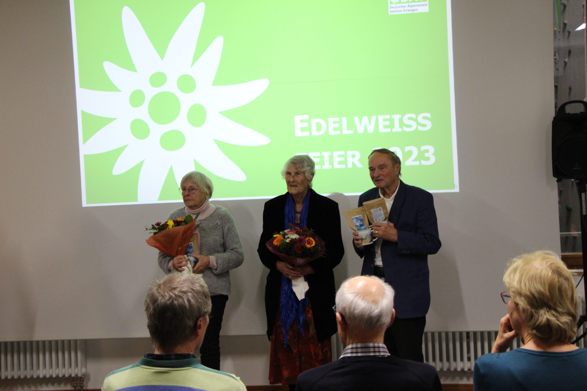 DAV Erlangen | Edelweißfeier 2023 | DAV Sparkassen Bergwelt | Mehrzweckraum | Foto: A. Ulrich DAV Erlangen | Edelweißfeier 2023 | DAV Sparkassen Bergwelt | Mehrzweckraum | Foto: A. Ulrich