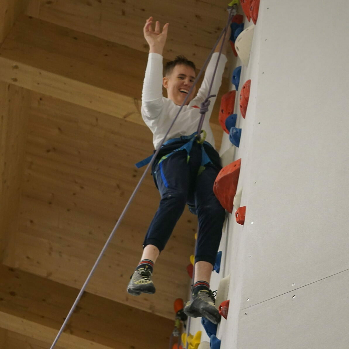 Einfach ist es nicht immer – dafür sind nach den geschafften Zügen alle besonders stolz: Die Parasportgruppe des DAV Erlangen bei ihrem wöchentlichen Klettertreff. Foto: Jörg Breuning Einfach ist es nicht immer - dafür sind nach den geschafften Zügen alle besonders stolz: Die Parasportgruppe des DAV Erlangen bei ihrem wöchentlichen Klettertreff. Foto: Jörg Breuning