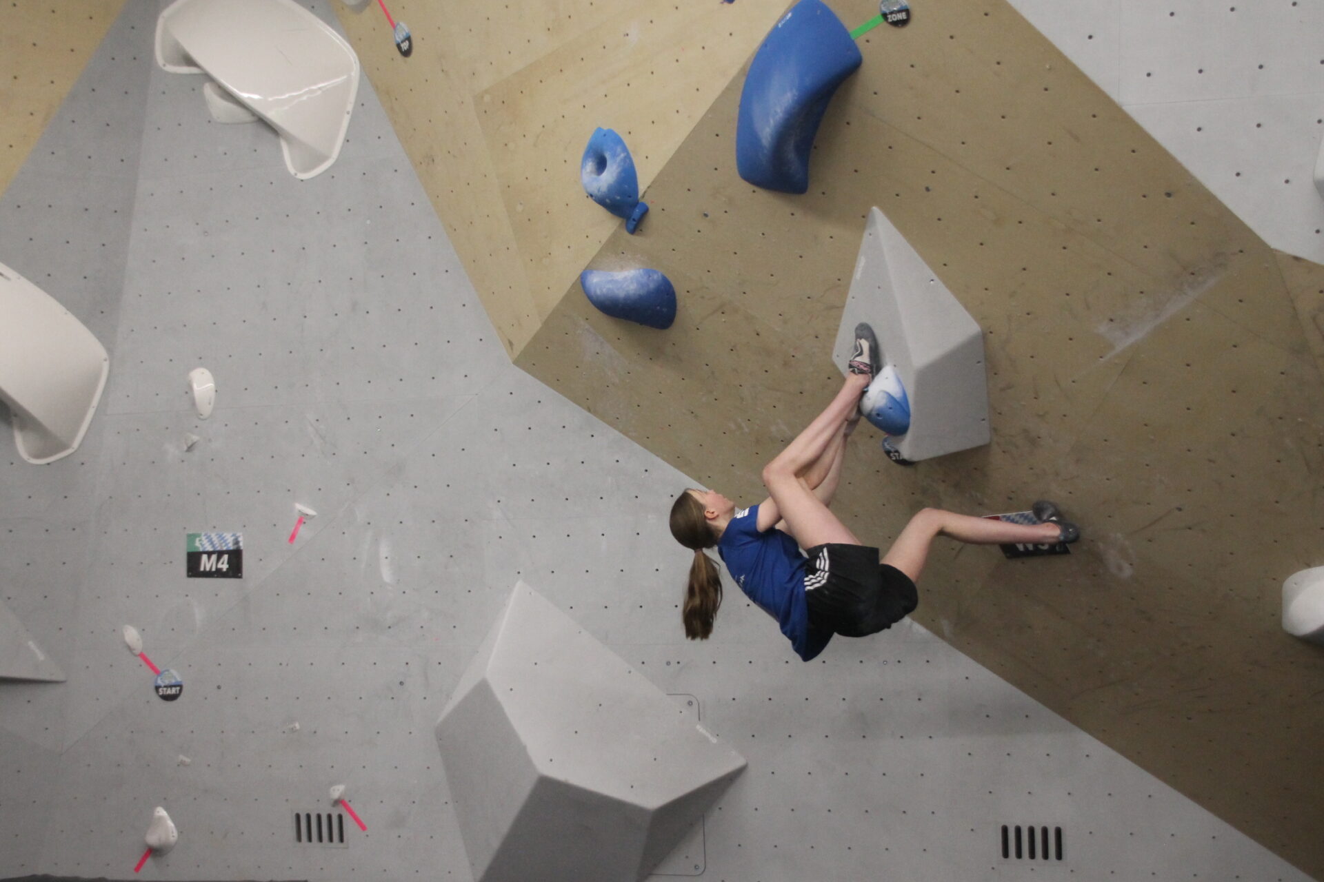 DAV Erlangen | Wettkampfklettern | Katharina Plewa | Bayerische Meisterschaft Bouldern Jugend A 2024 Thalkirchen | Foto: Calvin Beck DAV Erlangen | Wettkampfklettern | Katharina Plewa | Bayerische Meisterschaft Bouldern Jugend A 2024 Thalkirchen | Foto: Calvin Beck