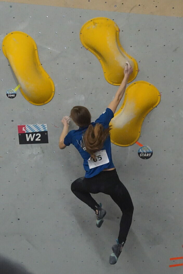 Emily Schramm erreichte Platz 7 bei den U17-Mädchen: Beim Nominierungswettkampf für die Deutschen Jugend Cups im Bouldern zeigten die Starter*innen vom DAV Erlangen starke Leistungen – wenn es auch leider zu fast keinen Treppchenplätzen reichte. Foto: Ben Zimmer Emily Schramm erreichte Platz 7 bei den U17-Mädchen: Beim Nominierungswettkampf für die Deutschen Jugend Cups im Bouldern zeigten die Starter*innen vom DAV Erlangen starke Leistungen - wenn es auch leider zu fast keinen Treppchenplätzen reichte. Foto: Ben Zimmer