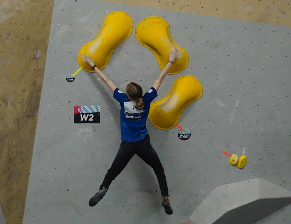 Johanna Marschall erreichte Platz 10 bei den U15-Mädchen: Beim Nominierungswettkampf für die Deutschen Jugend Cups im Bouldern zeigten die Starter*innen vom DAV Erlangen starke Leistungen – wenn es auch leider zu fast keinen Treppchenplätzen reichte. Foto: Ben Zimmer Johanna Marschall erreichte Platz 10 bei den U15-Mädchen: Beim Nominierungswettkampf für die Deutschen Jugend Cups im Bouldern zeigten die Starter*innen vom DAV Erlangen starke Leistungen - wenn es auch leider zu fast keinen Treppchenplätzen reichte. Foto: Ben Zimmer