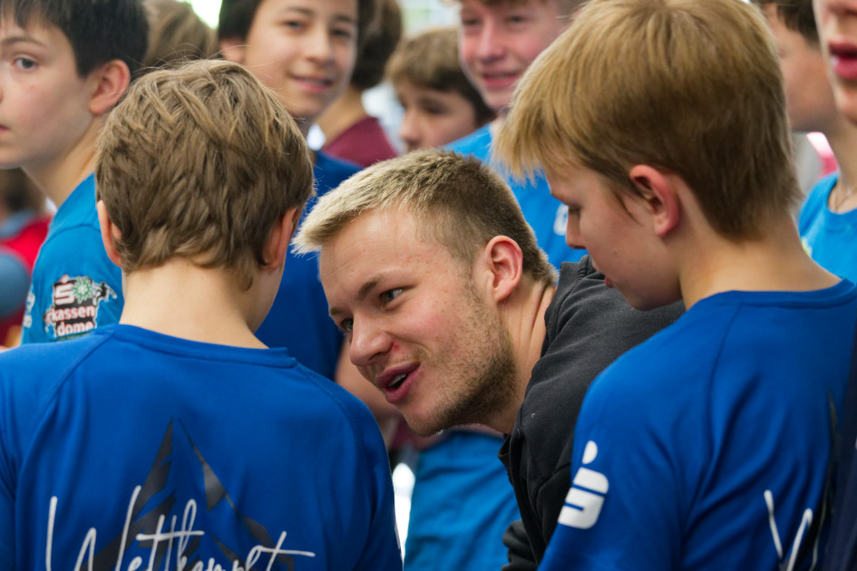 DAV-Erlangen-Trainer Moritz Perwitzschky gibt Tobias Gründler und Kalle Bornschlegel Tipps (Nominierungswettkampf für die Deutschen Jugend Cups im Bouldern 2025 Thalkirchen). Foto: Nicolas Joly DAV-Erlangen-Trainer Moritz Perwitzschky gibt Tobias Gründler und Kalle Bornschlegel Tipps (Nominierungswettkampf für die Deutschen Jugend Cups im Bouldern 2025 Thalkirchen). Foto: Nicolas Joly