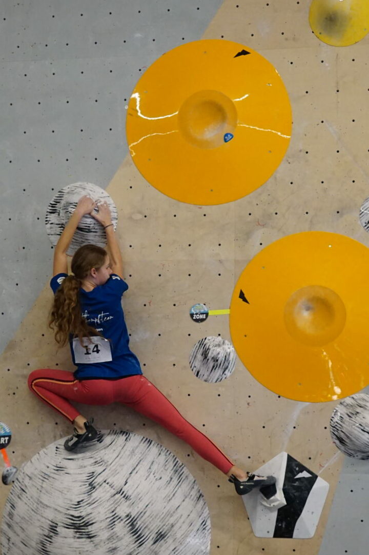 Nora Wiehn erreichte Platz 4 bei den U15-Mädchen: Beim Nominierungswettkampf für die Deutschen Jugend Cups im Bouldern zeigten die Starter*innen vom DAV Erlangen starke Leistungen – wenn es auch leider zu fast keinen Treppchenplätzen reichte. Foto: Ben Zimmer Nora Wiehn erreichte Platz 4 bei den U15-Mädchen: Beim Nominierungswettkampf für die Deutschen Jugend Cups im Bouldern zeigten die Starter*innen vom DAV Erlangen starke Leistungen - wenn es auch leider zu fast keinen Treppchenplätzen reichte. Foto: Ben Zimmer