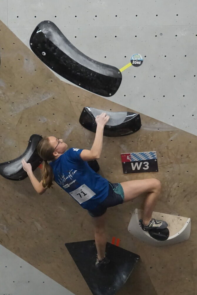 Paula Karrasch wurde 4. bei den U17-Mädchen: Beim Nominierungswettkampf für die Deutschen Jugend Cups im Bouldern zeigten die Starter*innen vom DAV Erlangen starke Leistungen – wenn es auch leider zu fast keinen Treppchenplätzen reichte. Foto: Ben Zimmer Paula Karrasch wurde 4. bei den U17-Mädchen: Beim Nominierungswettkampf für die Deutschen Jugend Cups im Bouldern zeigten die Starter*innen vom DAV Erlangen starke Leistungen - wenn es auch leider zu fast keinen Treppchenplätzen reichte. Foto: Ben Zimmer