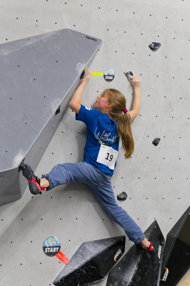 Paula Perschmann kletterte in der weiblichen U15 auf Platz 15: Beim Nominierungswettkampf für die Deutschen Jugend Cups im Bouldern zeigten die Starter*innen vom DAV Erlangen starke Leistungen – wenn es auch leider zu fast keinen Treppchenplätzen reichte. Foto: Nicolas Joly Paula Perschmann kletterte in der weiblichen U15 auf Platz 15: Beim Nominierungswettkampf für die Deutschen Jugend Cups im Bouldern zeigten die Starter*innen vom DAV Erlangen starke Leistungen - wenn es auch leider zu fast keinen Treppchenplätzen reichte. Foto: Nicolas Joly