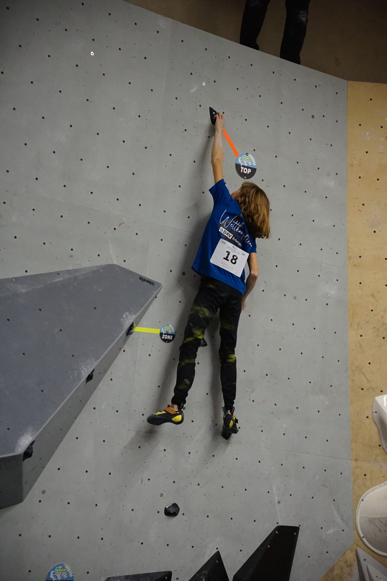 Sina Wiehn wurde 12. bei den U15-Mädchen: Beim Nominierungswettkampf für die Deutschen Jugend Cups im Bouldern zeigten die Starter*innen vom DAV Erlangen starke Leistungen – wenn es auch leider zu fast keinen Treppchenplätzen reichte. Foto: Ben Zimmer Sina Wiehn wurde 12. bei den U15-Mädchen: Beim Nominierungswettkampf für die Deutschen Jugend Cups im Bouldern zeigten die Starter*innen vom DAV Erlangen starke Leistungen - wenn es auch leider zu fast keinen Treppchenplätzen reichte. Foto: Ben Zimmer