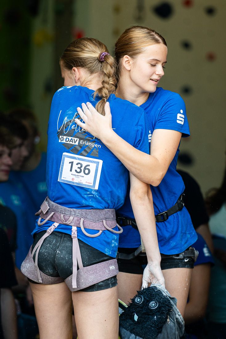 Kameradschaft wird beim Team des DAV Erlangen groß geschrieben: Aurelia und Nike wünchen sich Glück. Foto: Kroha Fotografie Kameradschaft wird beim Team des DAV Erlangen groß geschrieben: Aurelia und Nike wünchen sich Glück. Foto: Kroha Fotografie