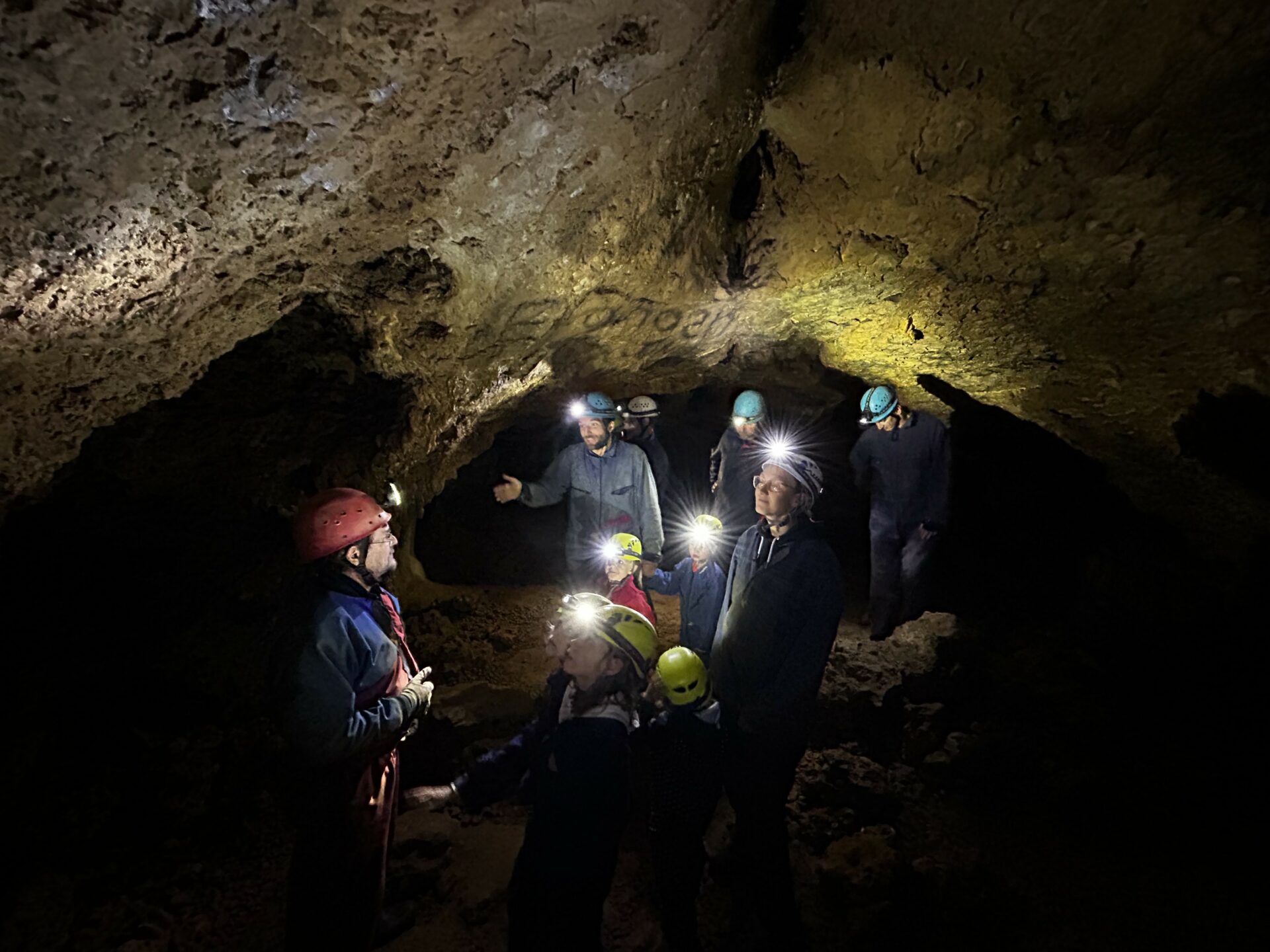 Eine Gruppe des DAV Lauf verbrachte drei aufregende Stunden mit Jutta und Stefan von der DAV-Erlangen-Höhlengruppe in der Schönsteinhöhle. Foto: Frank Herzog Eine Gruppe des DAV Lauf verbrachte drei aufregende Stunden mit Jutta und Stefan von der DAV-Erlangen-Höhlengruppe in der Schönsteinhöhle. Foto: Frank Herzog