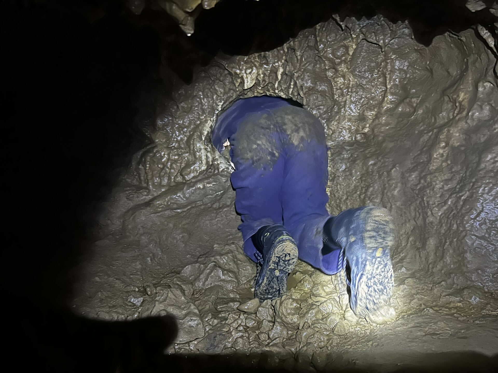 Ganz schön eng – manche Durchlässe in der Schönsteinhöhle sind nicht für jede Körperfülle geeignet. Foto: F. Herzog Ganz schön eng - manche Durchlässe in der Schönsteinhöhle sind nicht für jede Körperfülle geeignet. Foto: F. Herzog