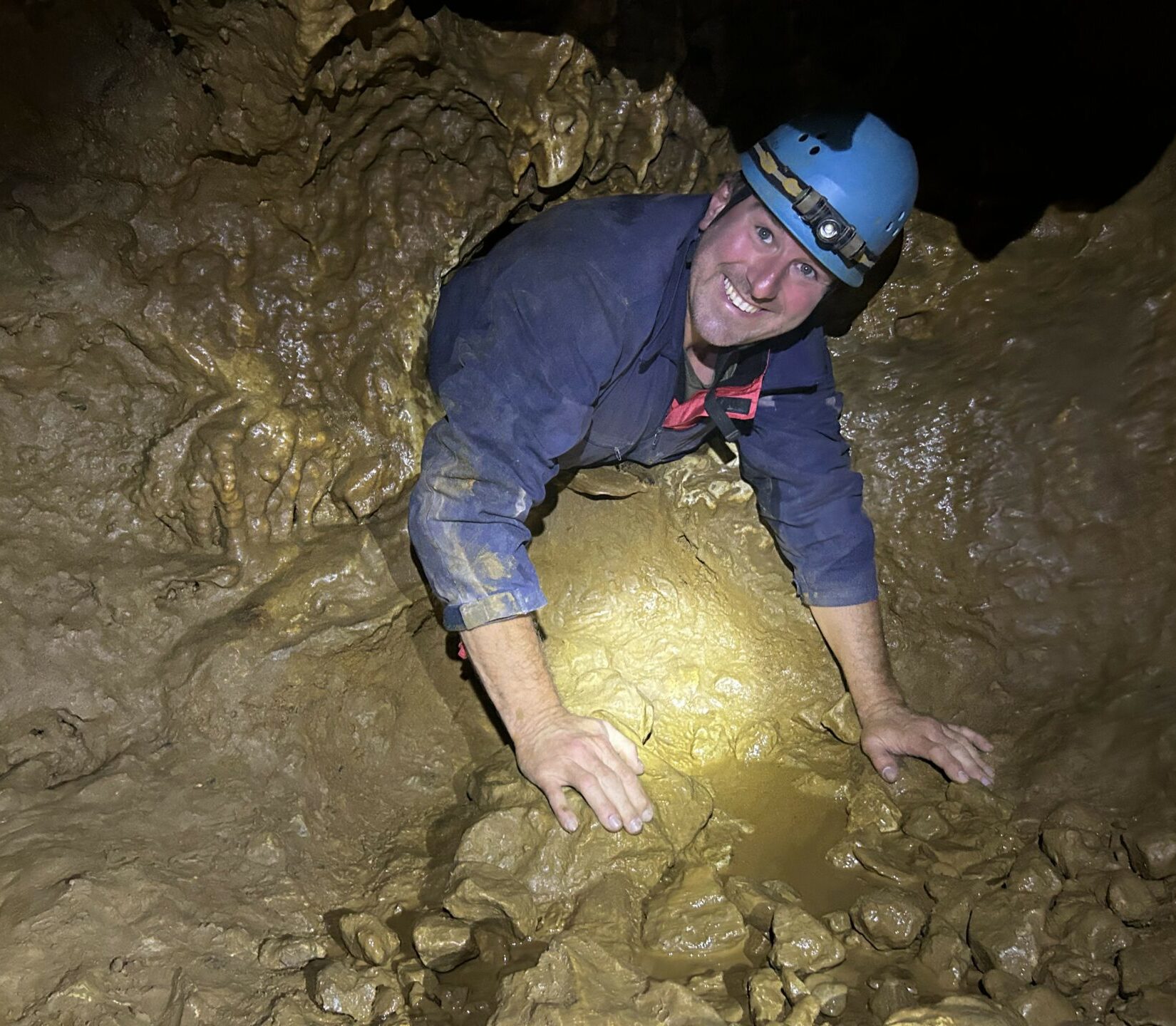Geschafft! Klaustrophobische Herausforderung in der Schönsteinhöhle. Foto: F. Herzog