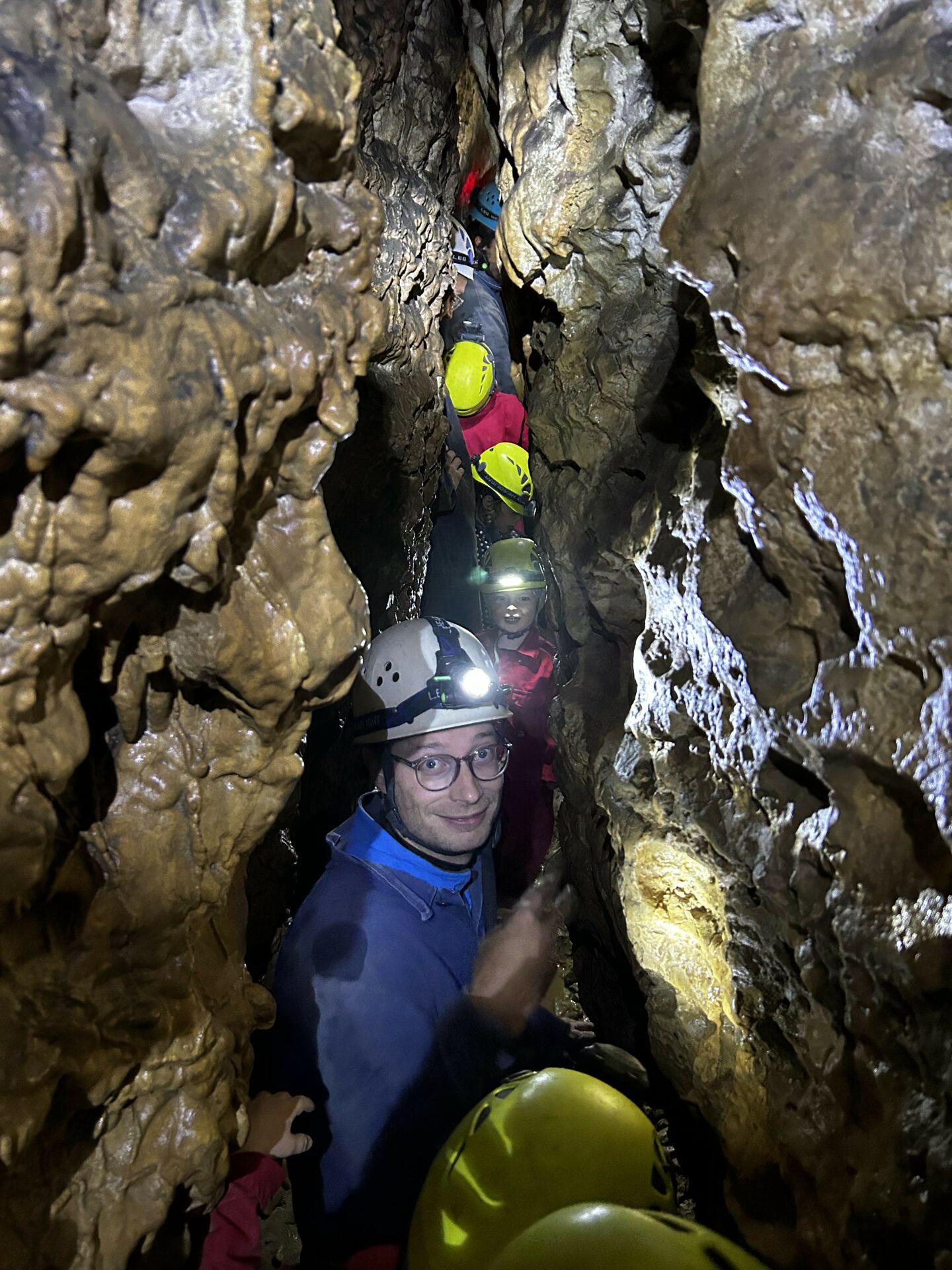 KInder wie Erwachsene vom DAV Lauf hatten großen Spaß mit Jutta und Stefan von der DAV-Erlangen-Höhlengruppe in der Schönsteinhöhle. Foto: Frank Herzog KInder wie Erwachsene vom DAV Lauf hatten großen Spaß mit Jutta und Stefan von der DAV-Erlangen-Höhlengruppe in der Schönsteinhöhle. Foto: Frank Herzog