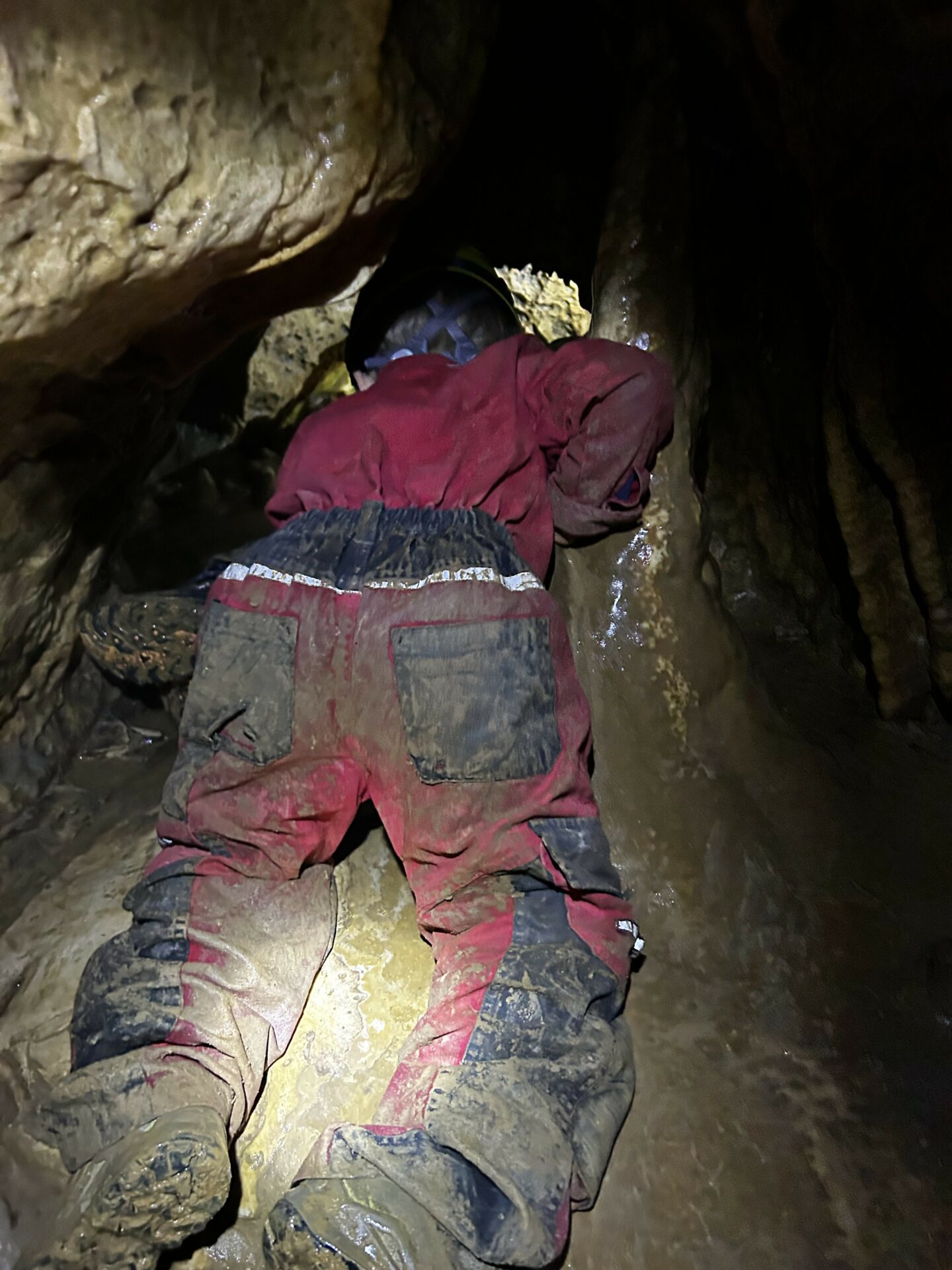 Sich mal so richtig im Schlamm suhlen, das kann (muss) man bei einer Höhlentour in der Fränkischen Schweiz! Foto: F. Herzog Sich mal so richtig im Schlamm suhlen, das kann (muss) man bei einer Höhlentour in der Fränkischen Schweiz! Foto: F. Herzog