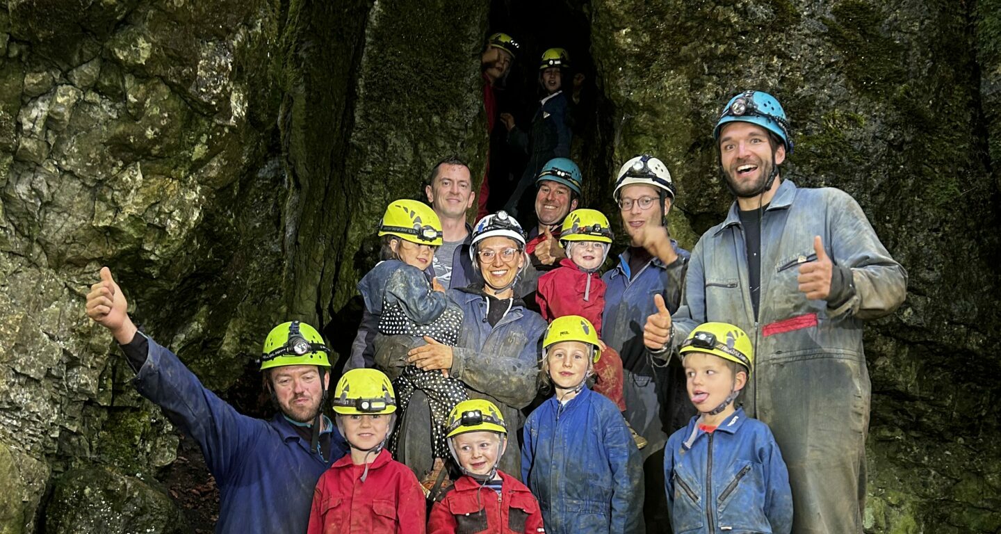 Dreckig, beeindruckt, glücklich: Die Gruppe des DAV Lauf nach der Höhlentour mit dem DAV Erlangen. Foto: S. Uhl Dreckig, beeindruckt, glücklich: Die Gruppe des DAV Lauf nach der Höhlentour mit dem DAV Erlangen. Foto: S. Uhl