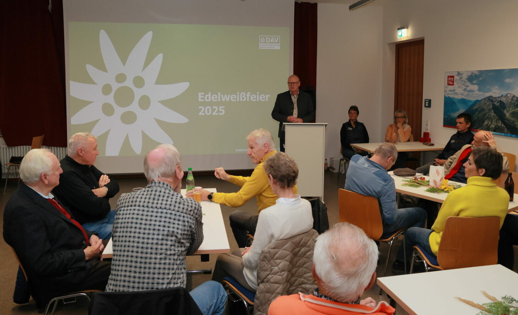 1. Vorsitzender Kai Lenfert begrüßt die geladenen Mitglieder zur Edelweißfeier 2025. Foto: A. Link