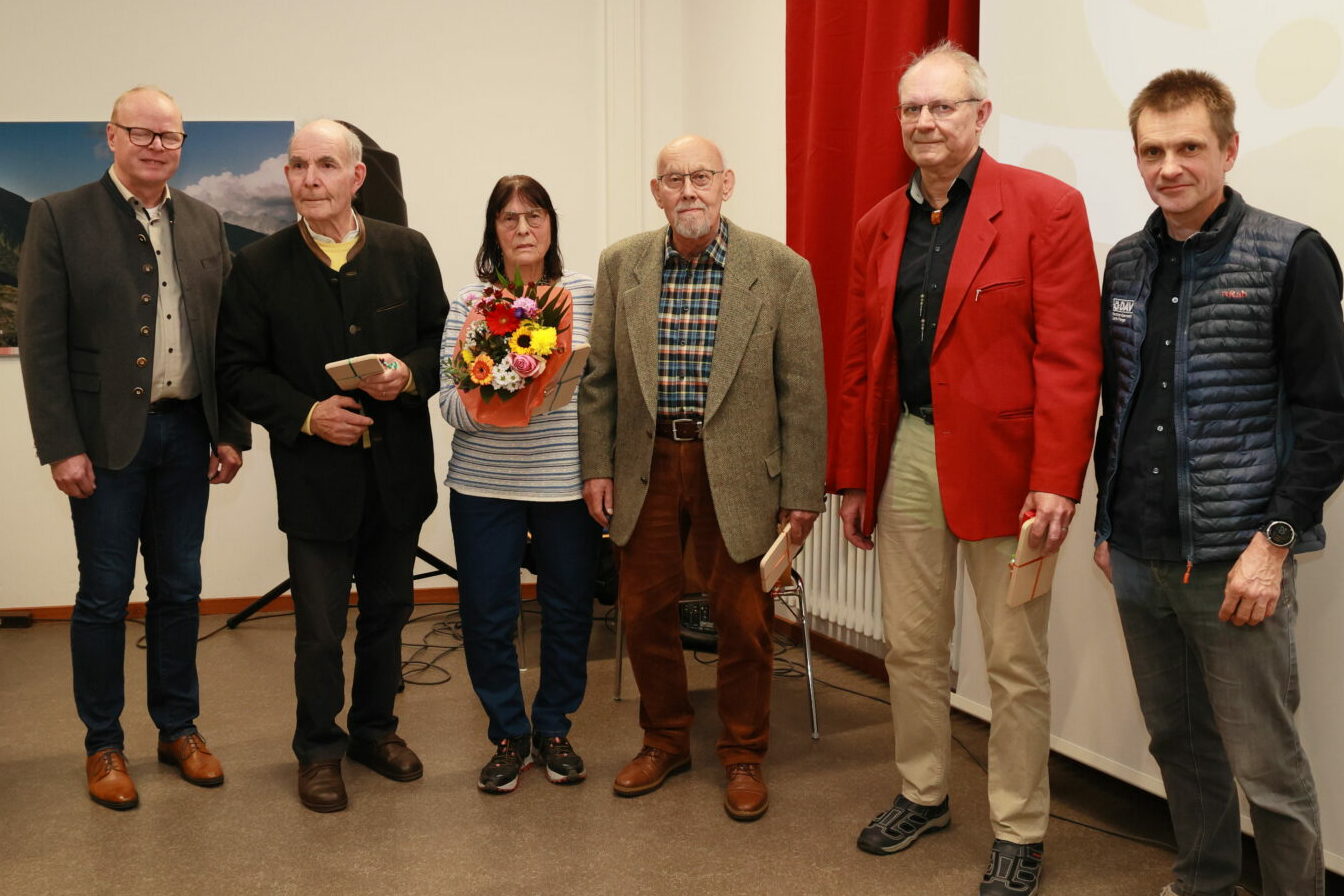 Auf 60 Jahre Vereinszugehörigkeit sind diese Herrschaften stolz – und mit ihnen Kai Lenfert und Guido Köstermeyer, 1. und 2. Vorsitzender des DAV Erlangen. Foto: A. Link Auf 60 Jahre Vereinszugehörigkeit sind diese Herrschaften stolz - und mit ihnen Kai Lenfert und Guido Köstermeyer, 1. und 2. Vorsitzender des DAV Erlangen. Foto: A. Link