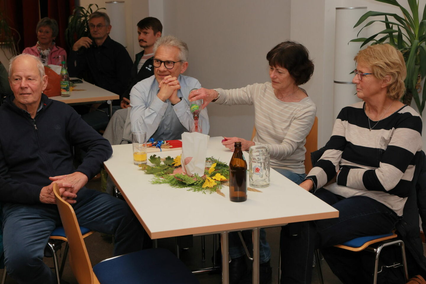 Der Mehrzweckraum des DAV Erlangen ist zwar eher zweckmäßig, kommt schön geschmückt aber auch feierlich daher – wie hier bei der Edelweißfeier 2025. Foto: A. Link Der Mehrzweckraum des DAV Erlangen ist zwar eher zweckmäßig, kommt schön geschmückt aber auch feierlich daher - wie hier bei der Edelweißfeier 2025. Foto: A. Link