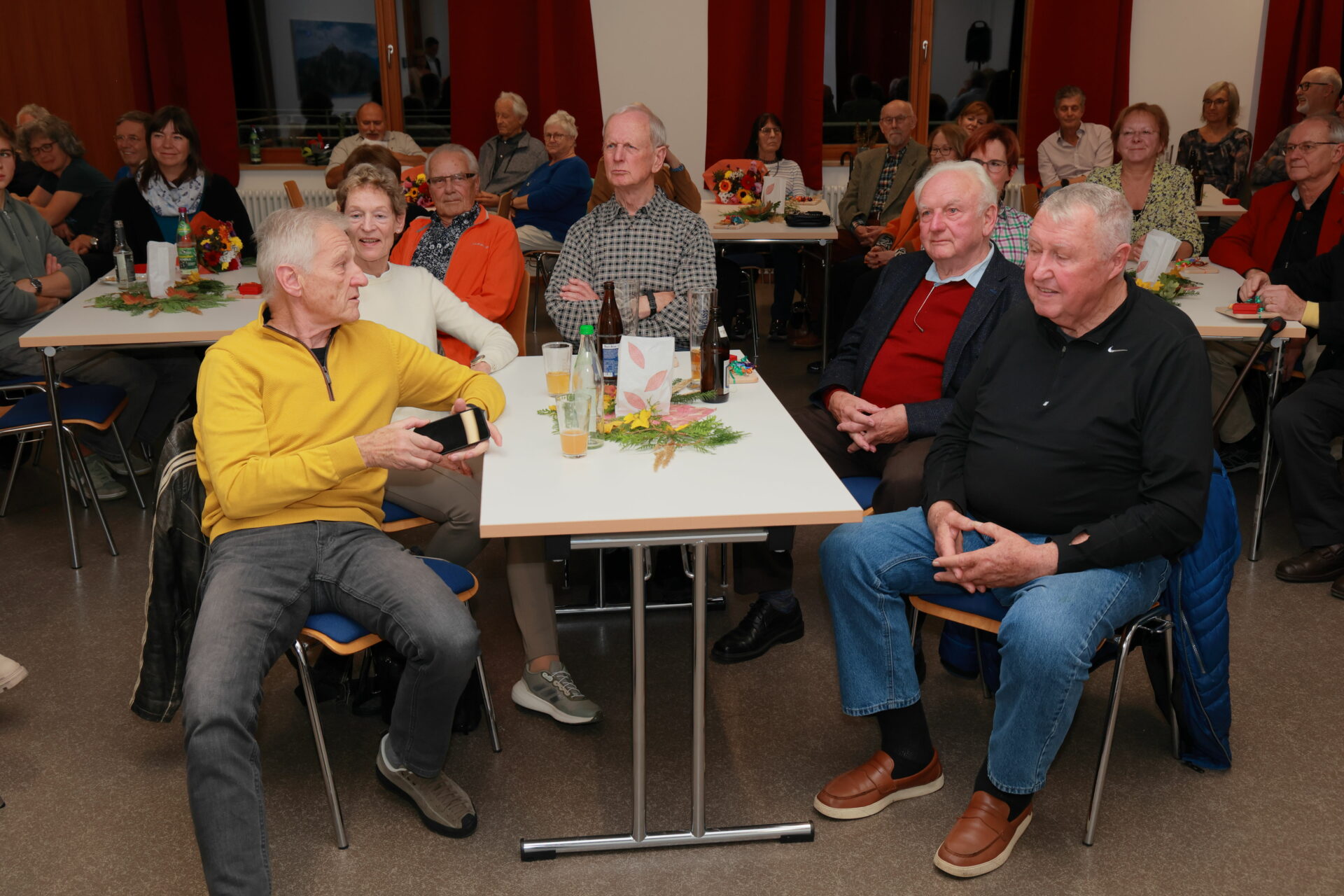 An den Tischen wurde gequatscht und gelacht, aber auch den Vorträgen und Ehrungen gelauscht. Foto: A. Link An den Tischen wurde gequatscht und gelacht, aber auch den Vorträgen und Ehrungen gelauscht. Foto: A. Link