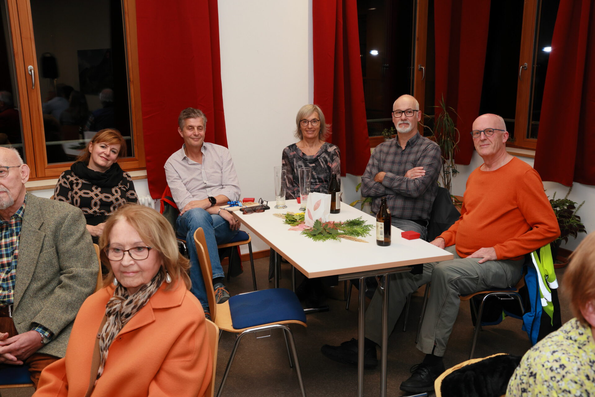 Bei Getränken und in guter Gemeinschaft ist ein Ehrungsabend wie die Edelweißfeier des DAV Erlangen eine gesellige Angelegenheit. Foto: A. Link Bei Getränken und in guter Gemeinschaft ist ein Ehrungsabend wie die Edelweißfeier des DAV Erlangen eine gesellige Angelegenheit. Foto: A. Link