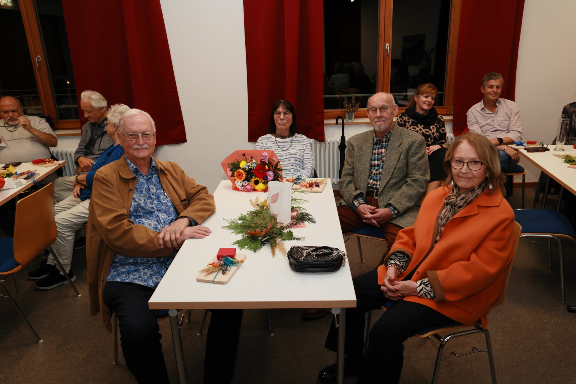 Auch Blumen und Geschenke fanden auf den Tischen Platz, um die sich die Jubilare gruppiert hatten. Foto: A. Link Auch Blumen und Geschenke fanden auf den Tischen Platz, um die sich die Jubilare gruppiert hatten. Foto: A. Link