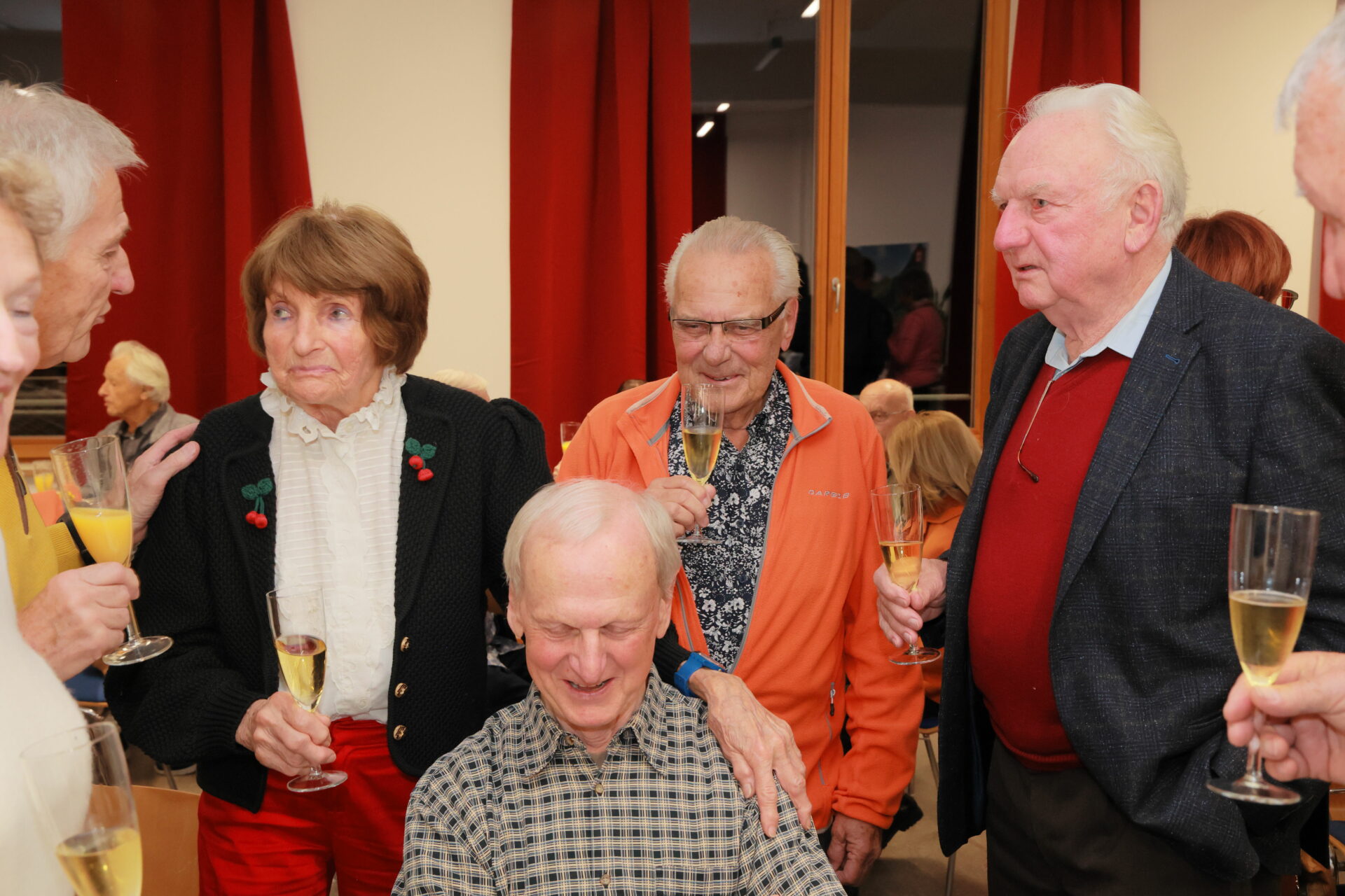 Die Jubilare des DAV Erlangen in Gespräche vertieft. Foto: A. Link Die Jubilare des DAV Erlangen in Gespräche vertieft. Foto: A. Link