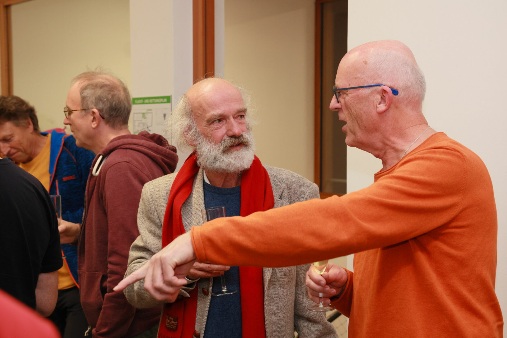 So manche Berg-Story wurde ausgepackt, als am Ende der Edelweißfeier die Jubilare noch zusammenstanden. Foto: A. Link So manche Berg-Story wurde ausgepackt, als am Ende der Edelweißfeier die Jubilare noch zusammenstanden. Foto: A. Link