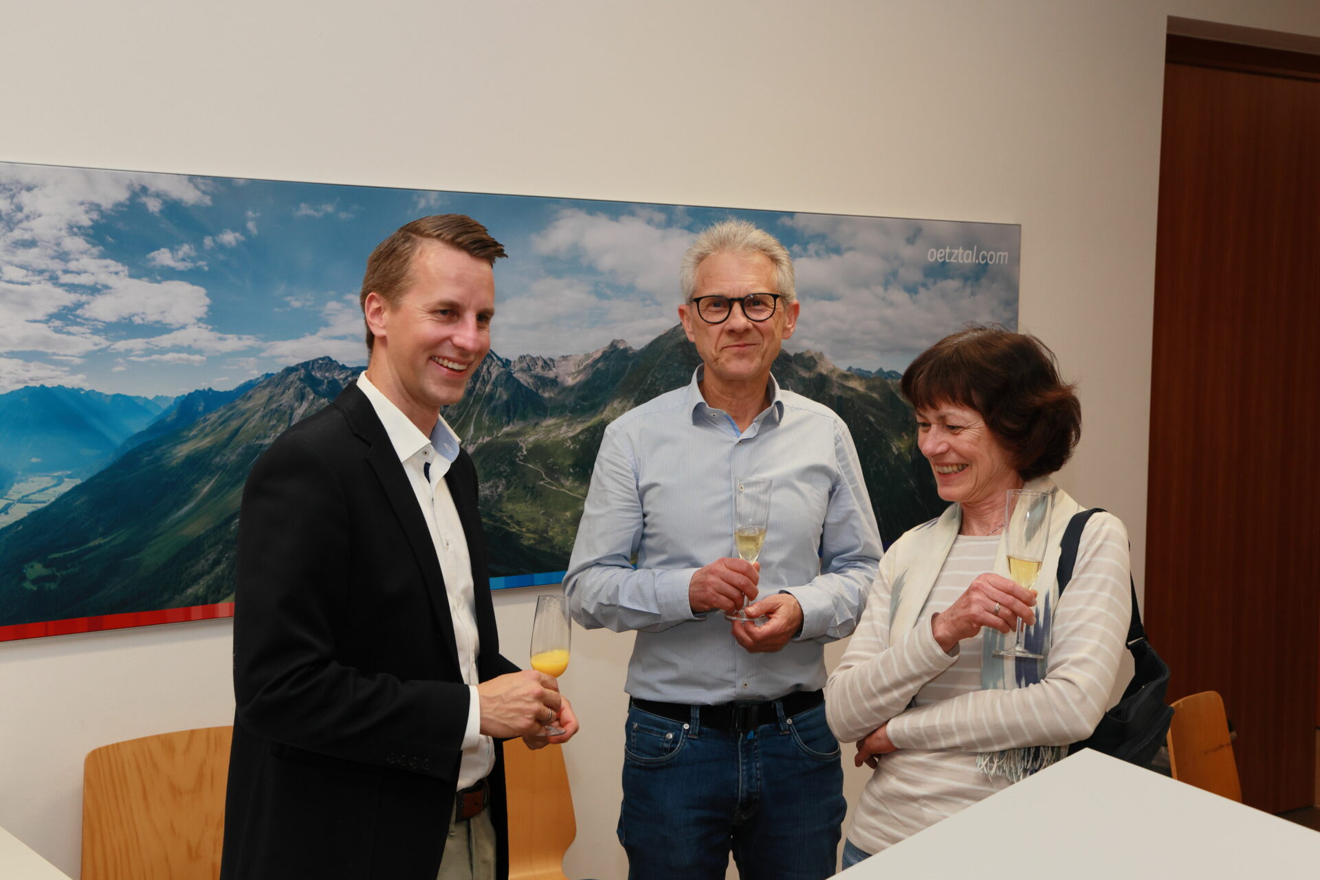 Sektempfang am Ende des Ehrungsabends: André Ulrich, Vereinsmanager beim DAV Erlangen, im Gespräch mit Gästen. Foto: A. Link Sektempfang am Ende des Ehrungsabends: André Ulrich, Vereinsmanager beim DAV Erlangen, im Gespräch mit Gästen. Foto: A. Link
