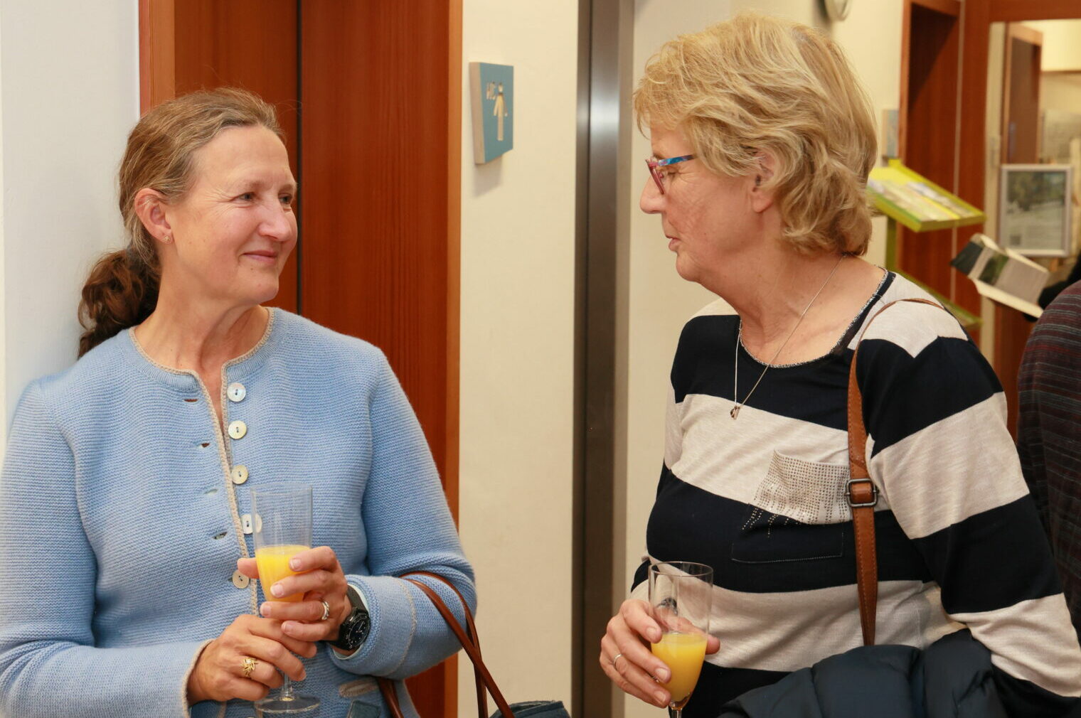 Angeregte Gespräche beim Sekt – so klang die Edelweißfeier 2025 des DAV Erlangen aus. Foto: A. Link Angeregte Gespräche beim Sekt - so klang die Edelweißfeier 2025 des DAV Erlangen aus. Foto: A. Link