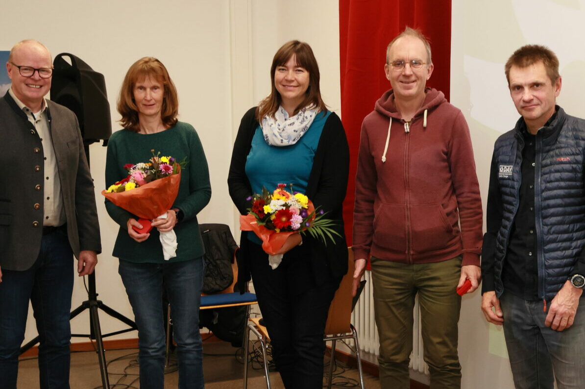 25 Jahre im DAV – die „jüngsten“ Geehrten der Sektion Erlangen mit Kai Lenfert (1. Vorsitzender) und Guido Köstermeyer (2. Vorsitzender). Foto: A. Link 25 Jahre im DAV - die "jüngsten" Geehrten der Sektion Erlangen mit Kai Lenfert (1. Vorsitzender) und Guido Köstermeyer (2. Vorsitzender). Foto: A. Link