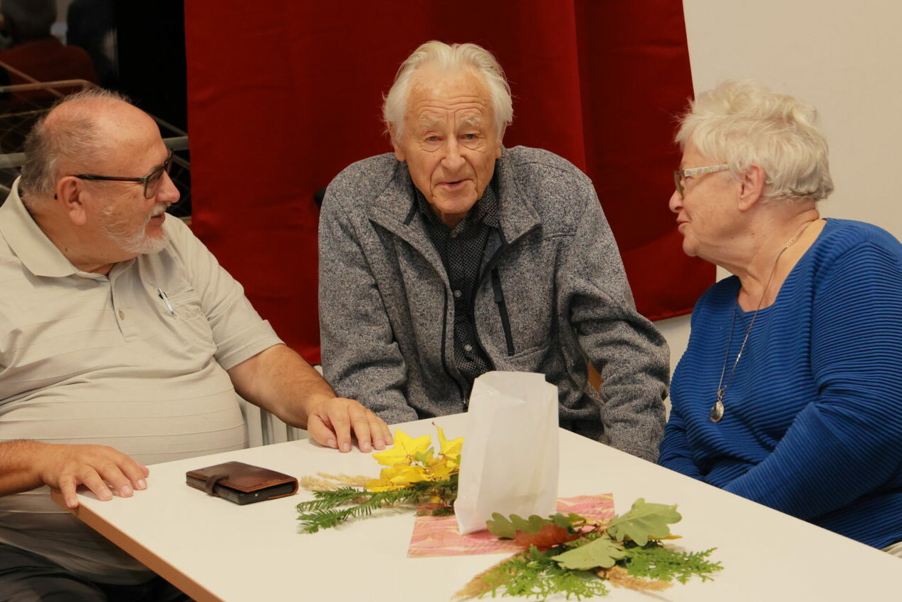 Gute Gespräche in netter Runde: Auch das bot die Edelweißfeier 2025 des DAV Erlangen. Foto: A. Link Gute Gespräche in netter Runde: Auch das bot die Edelweißfeier 2025 des DAV Erlangen. Foto: A. Link
