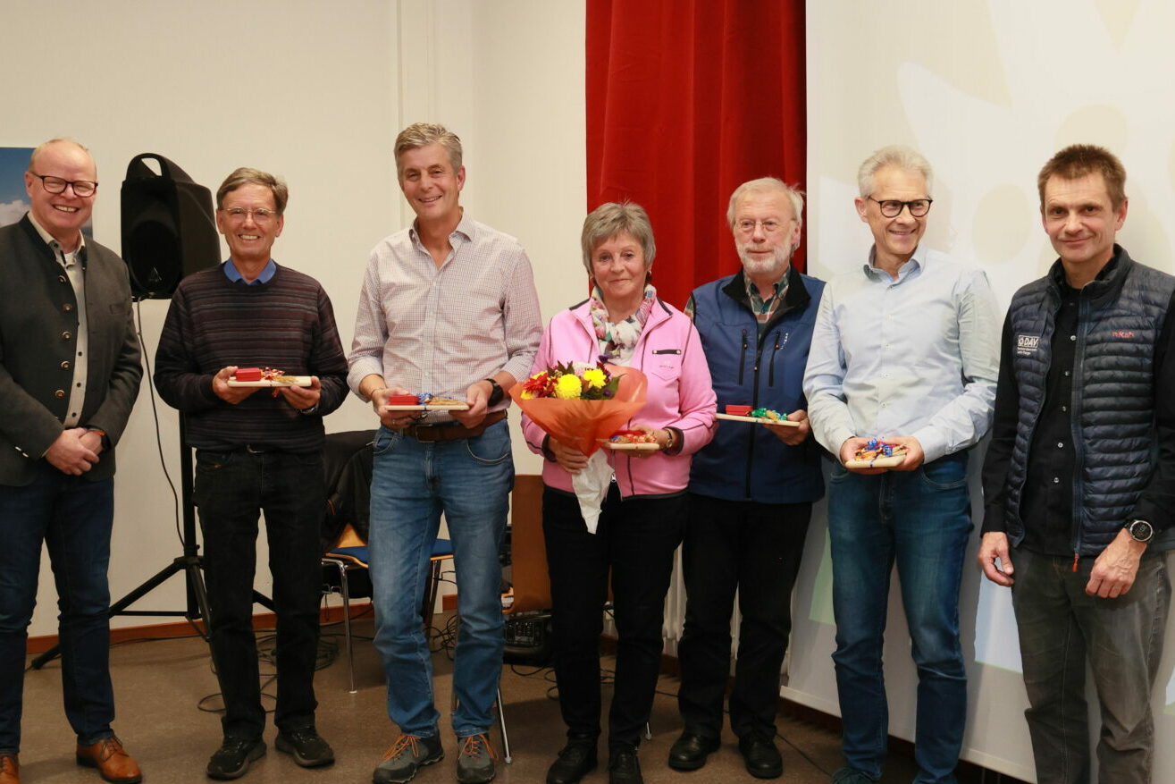 Die Geehrten für 40 Jahre Mitgliedschaft im Verein mit Kai Lenfert (1. Vorsitzender DAV Erlangen) und Guido Köstermeyer (2. Vorsitzender). Foto: A. Link Die Geehrten für 40 Jahre Mitgliedschaft im Verein mit Kai Lenfert (1. Vorsitzender DAV Erlangen) und Guido Köstermeyer (2. Vorsitzender). Foto: A. Link