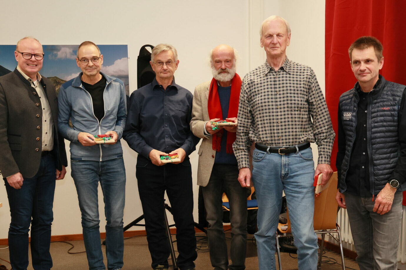 Ebenfalls auf 40 Jahre im DAV können diese Herrschaften zurückblicken – gemeinsam mit den beiden Vorsitzenden des DAV Erlangen, Kai Lenfert und Guido Köstermeyer. Foto: A. Link Ebenfalls auf 40 Jahre im DAV können diese Herrschaften zurückblicken - gemeinsam mit den beiden Vorsitzenden des DAV Erlangen, Kai Lenfert und Guido Köstermeyer. Foto: A. Link