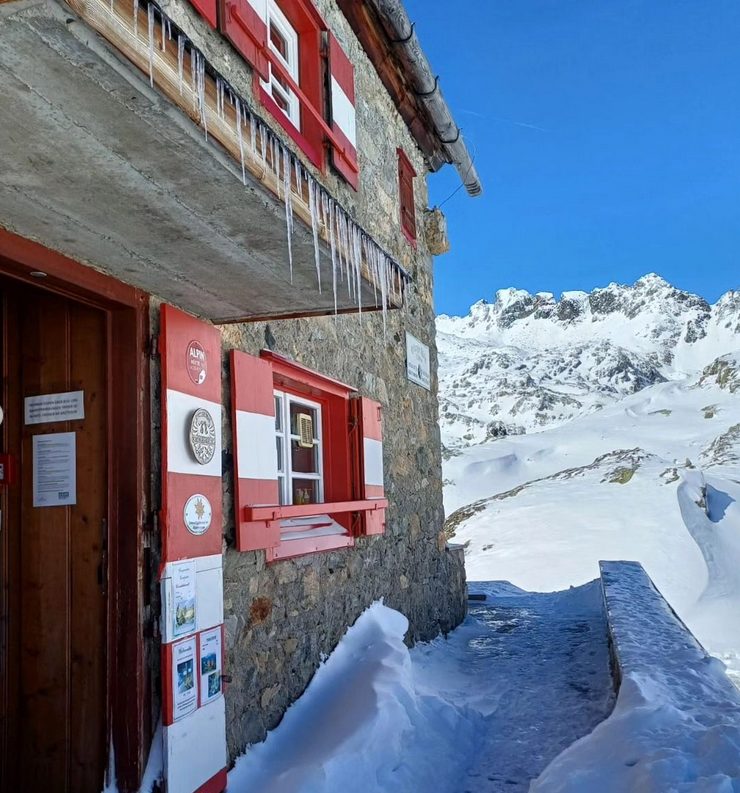 Im September 2024 musste die Erlanger Hütte früher schließen, weil der Winter schon Mitte September zuschlug. Foto: J. Voglbauer