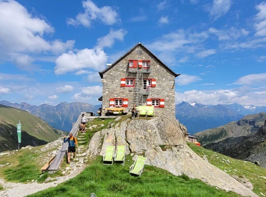 Urgemütlich und in wilder Landschaft: Die Erlanger Hütte ist einen Besuch wert. Foto: A. Ulrich