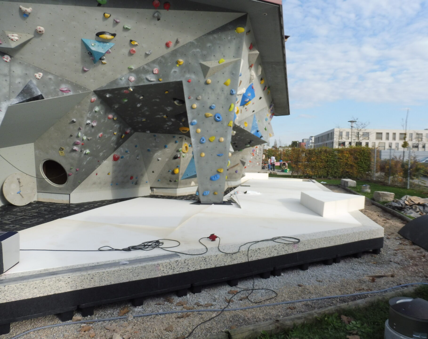 2017 wurde die Matte am Boulderpilz zuletzt komplett erneuert. Jetzt müssen Teile ausgetauscht werden. Foto: C. Bezold