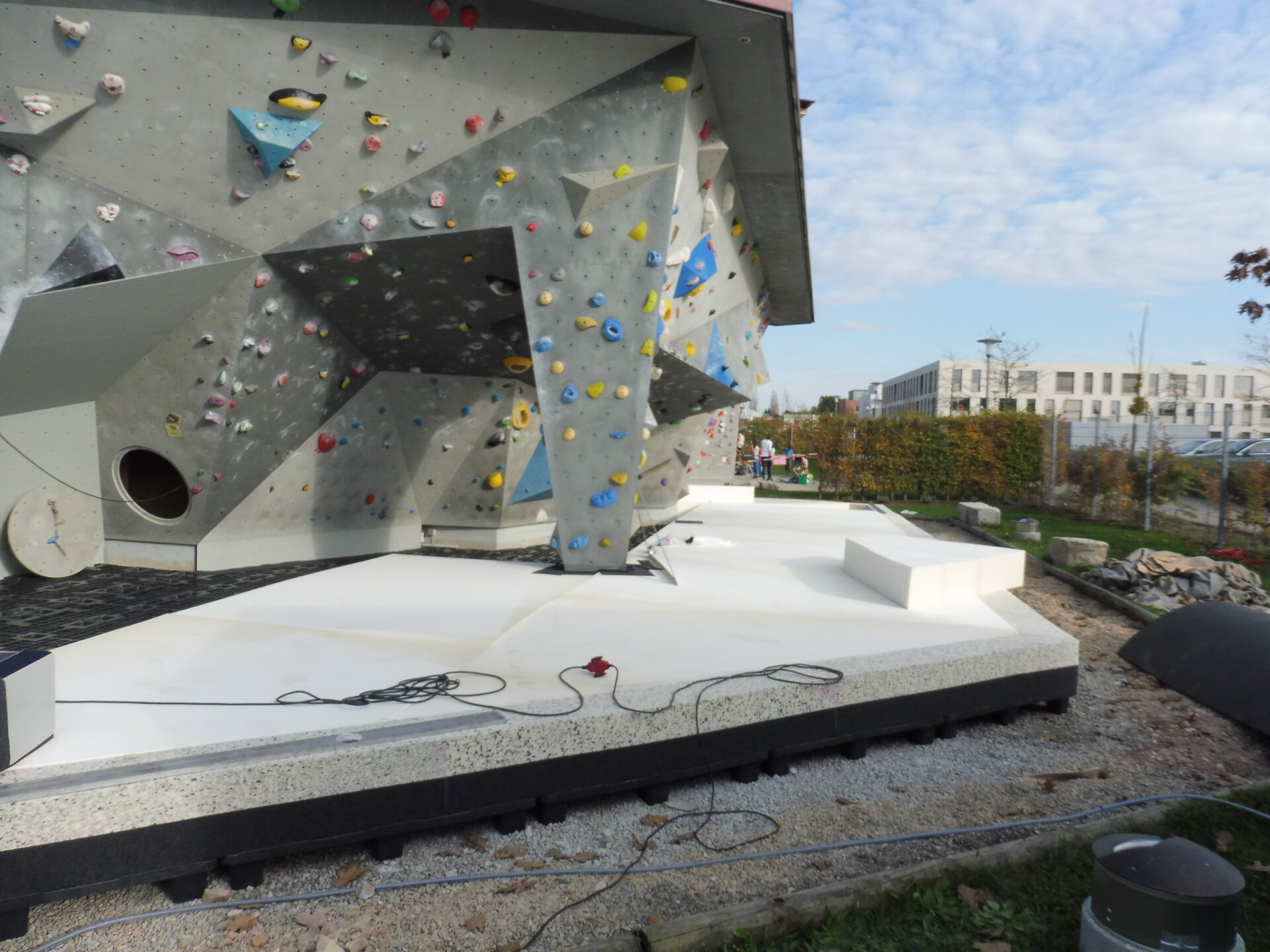 2017 wurde die Matte am Boulderpilz zuletzt komplett erneuert. Jetzt müssen Teile ausgetauscht werden. Foto: C. Bezold